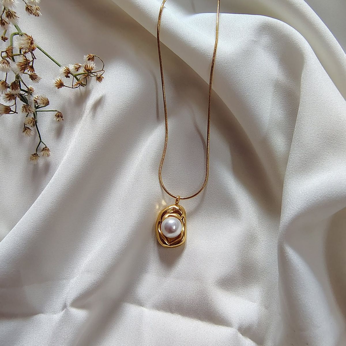 Golden Pearl Pendant Necklace