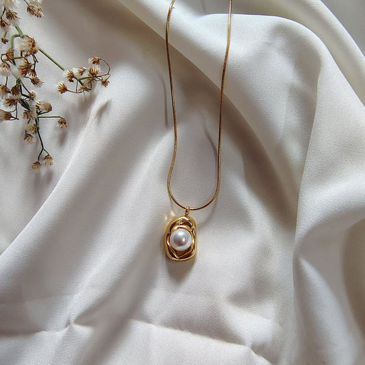 Golden Pearl Pendant Necklace